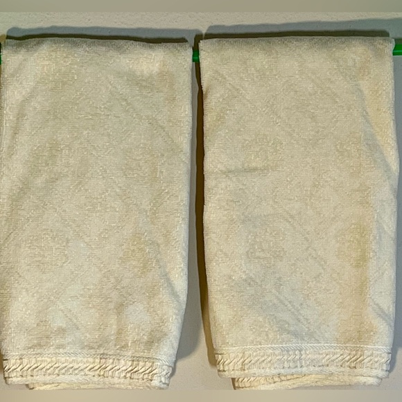 Pair Christmas Hand Towels Soft Holly Bells Bows - Picture 2 of 5